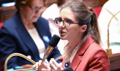 Aurore Bergé, ministre déléguée à l'Égalité entre les femmes et les hommes et à la Lutte contre les discriminations, s'exprime lors d'une séance de questions au gouvernement à l'Assemblée nationale, à Paris, le 6 mai 2025. ( AFP / BERTRAND GUAY )