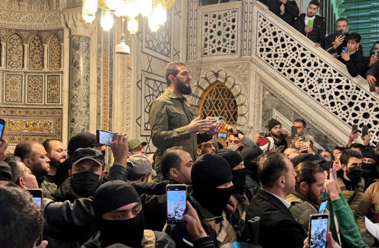 Le commandant rebelle de haut rang Abu Mohammed al-Golani s'adresse à une foule à la mosquée des Omeyyades à Damas