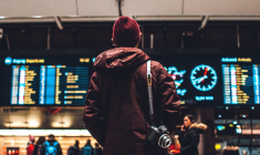 Grâce à des associations et structures spécialisées, les voyageurs peuvent surmonter gratuitement les désagréments de leurs séjours, qu'il s'agisse d'hôtels non conformes, de bagages égarés ou de vols annulés. (Crédits: Unsplash - Erik Odiin)