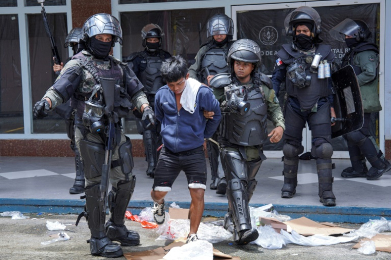 La police anti-émeute arrête un manifestant dans la ville de Changuinola, au Panama, le 20 juin 2025, après des actes de vandalisme ( AFP / ASBEL LLORENT )