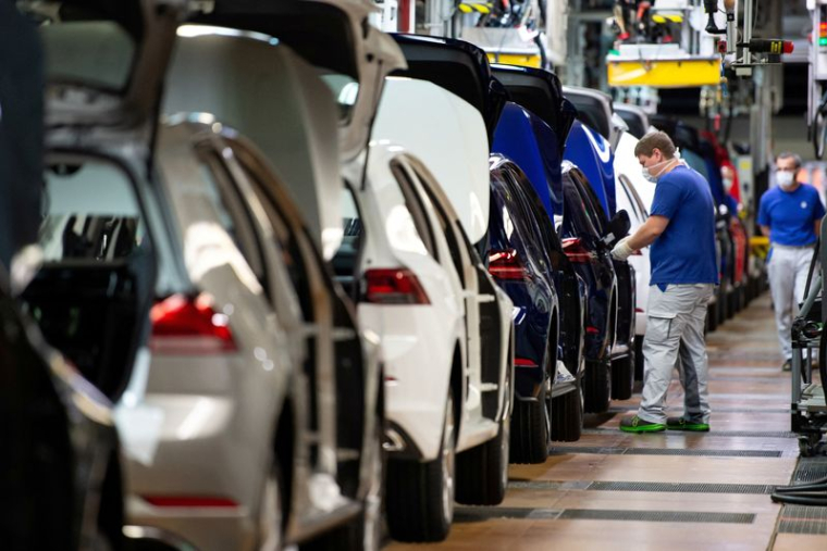 Un ouvrier sur la chaîne de montage de Volkswagen à Wolfsburg, en Allemagne