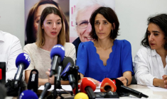 Noémie Kohler, sœur de Cécile Kohler, et Anne-Laure Paris, fille de Jacques Paris, deux citoyens français détenus en Iran