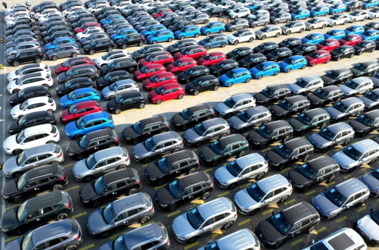 Des voitures destinées à l'exportation attendent d'être embarquées au port de Lianyungang, dans la province du Jiangsu, le 4 décembre 2025 en Chine ( AFP / STR )