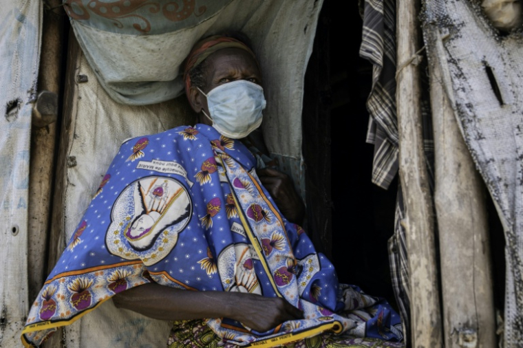 Une femme déplacée porte un masque de protection devant sa tente du camp de Kigonze à Bunia, dans l'est de la RDC, le 28 mai 2026, alors qu'une épidémie d'Ebola touche le pays ( AFP / Glody MURHABAZI )