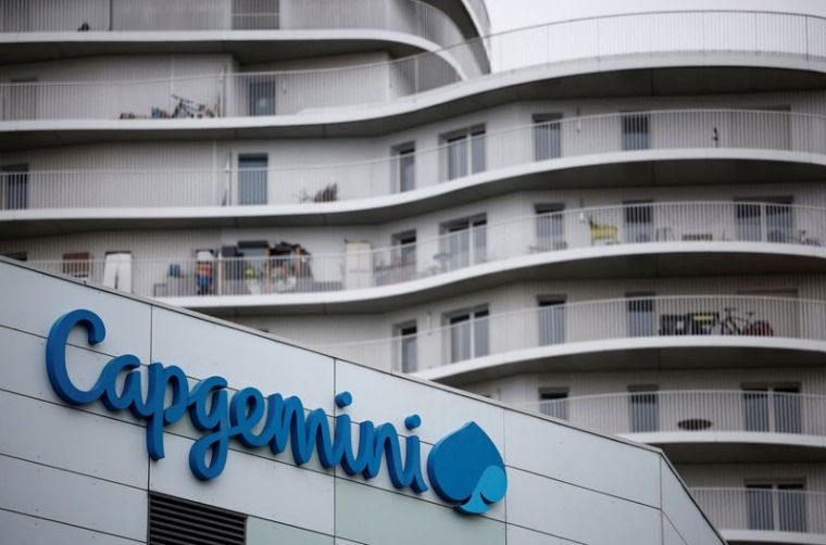 Un logo Capgemini est visible au bureau de l'entreprise à Nantes