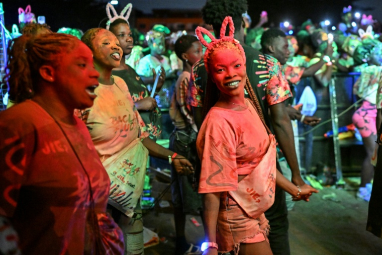 Des jeunes ivoiriens assistent à un concert et dansent le biama à Abidjan, le 29 août 2026 ( AFP / Issouf SANOGO )