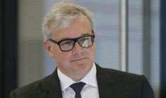 Dumazy, président-directeur général de Edenred, participe à une conférence de presse pour présenter les résultats annuels 2015 de la société à Paris