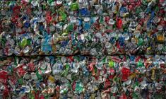 Un bloc de canettes en aluminium compressées à Corfou, en Grèce, le 15 octobre 2025 ( AFP / Angelos TZORTZINIS )