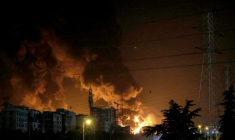 Le dépôt de carburant de Shahran, près de Téhéran, en feu à la suite d'un raid israélien, le 15 juin 2025 ( AFP / ATTA KENARE )