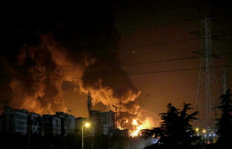 Le dépôt de carburant de Shahran, près de Téhéran, en feu à la suite d'un raid israélien, le 15 juin 2025 ( AFP / ATTA KENARE )
