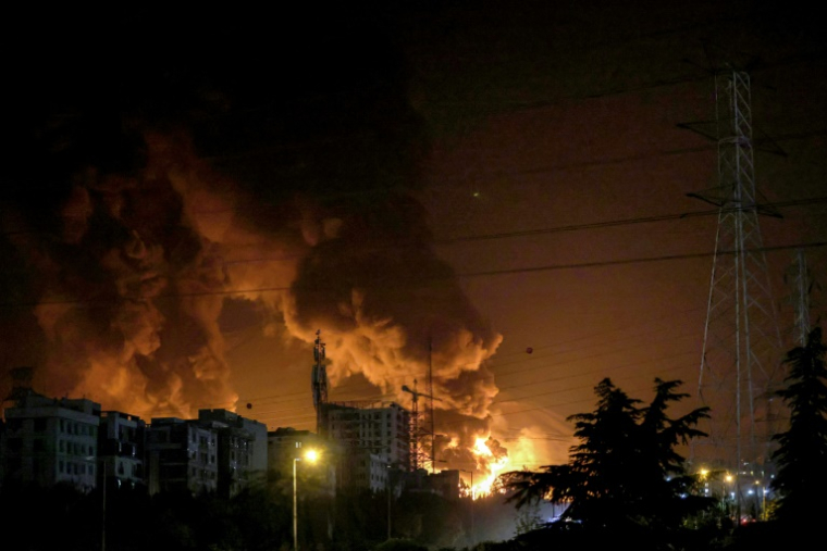 Le dépôt de carburant de Shahran, près de Téhéran, en feu à la suite d'un raid israélien, le 15 juin 2025 ( AFP / ATTA KENARE )