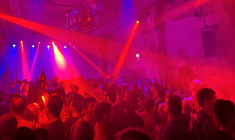 Le club SchwuZ, le plus ancien et le plus grand club queer d'Allemagne, lors d'une soirée, le 11 octobre, 2025 à Berlin ( AFP / Pierrick YVON )