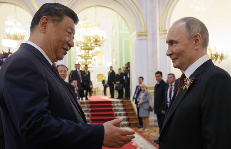 Le président russe Vladimir Poutine serre la main du président chinois Xi Jinping