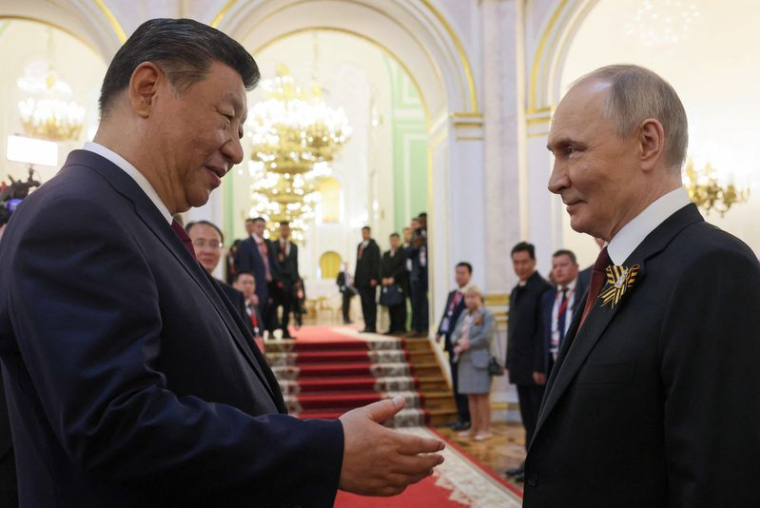 Le président russe Vladimir Poutine serre la main du président chinois Xi Jinping