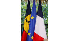 Les drapeaux de la Nouvelle-Calédonie, de l'Union européenne et de la France à la résidence du haut-commissaire français Louis Le Franc à Nouméa