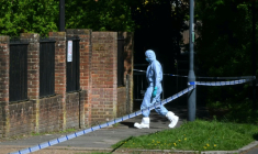 Un technicien de la police scientifique à l'extérieur du périmètre de sécurité mis en place près de la Kenton United Synagogue à Harrow, dans le nord-ouest de Londres, le 19 avril 2026 ( AFP / JUSTIN TALLIS )