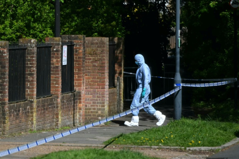 Un technicien de la police scientifique à l'extérieur du périmètre de sécurité mis en place près de la Kenton United Synagogue à Harrow, dans le nord-ouest de Londres, le 19 avril 2026 ( AFP / JUSTIN TALLIS )