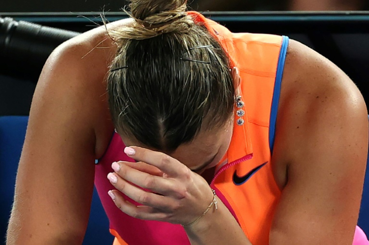 Aryna Sabalenka se montre très déçue après sa défaite en finale de l'Open d'Australie, le 31 janvier 2026 à Melbourne ( AFP / Martin KEEP )