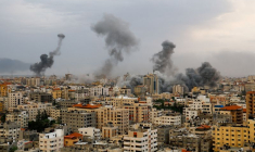 Photo d'archives: De la fumée monte après les frappes israéliennes à Gaza