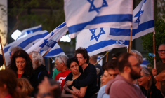 Des personnes manifestent contre le gouvernement du Premier ministre israélien Netanyahu et appellent à la libération des otages, à Tel Aviv