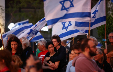 Des personnes manifestent contre le gouvernement du Premier ministre israélien Netanyahu et appellent à la libération des otages, à Tel Aviv