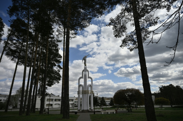 Un momument de la ville de Slavoutytch dans le nord de l'Ukraine, le 25 avril 2026  ( AFP / Genya SAVILOV )