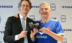 Le directeur général de Safran Olivier Andriès (g) et le directeur général de Ryanair Michael O'Leary signent un accord portant sur la maintenance des moteurs le 10 février 2026 à Paris  ( AFP / Bertrand GUAY )
