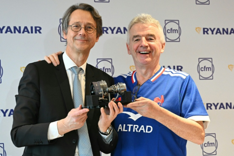 Le directeur général de Safran Olivier Andriès (g) et le directeur général de Ryanair Michael O'Leary signent un accord portant sur la maintenance des moteurs le 10 février 2026 à Paris  ( AFP / Bertrand GUAY )