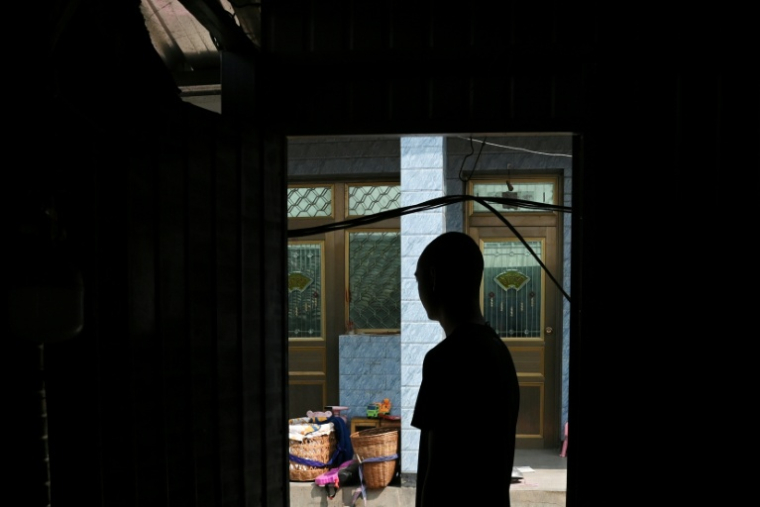 Sun (pseudonyme), un des milliers de Chinois engloutis par les usines de cyber-arnaque, dans son village dans la province du Yunnan en Chine (sud-ouest), le 3 avril 2025 ( AFP / Greg Baker )
