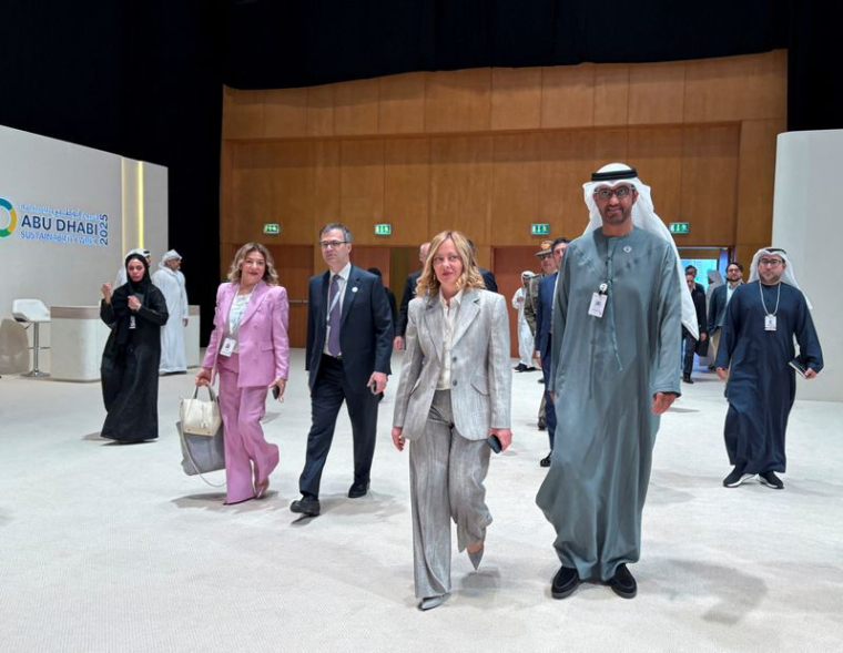 La Première ministre italienne Giorgia Meloni marche aux côtés du ministre de l'Industrie et des Technologies avancées des Émirats arabes unis et président de la COP28, Sultan Ahmed Al Jaber
