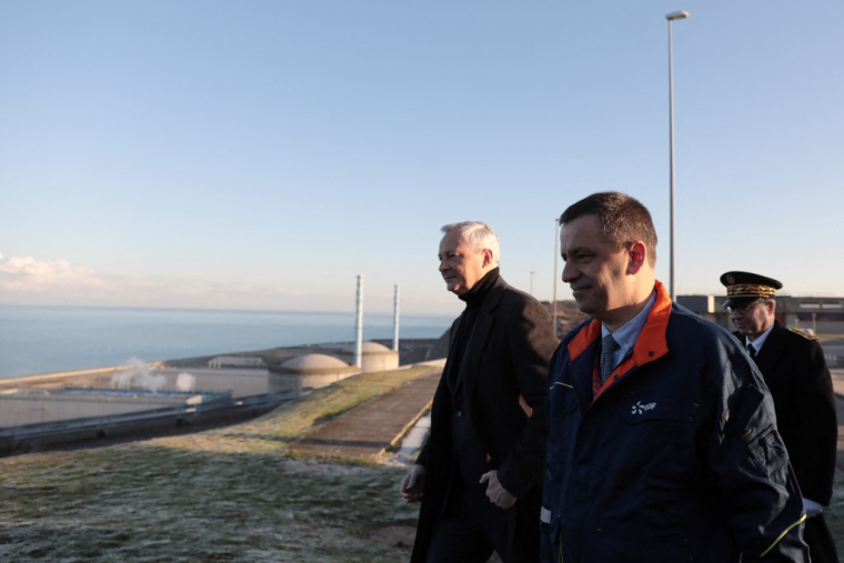Le PDG d'EDF, Luc Rémont (2e à droite) et le ministre de l'Économie et des Finances Bruno Le Maire (à gauche) arrivent à la centrale nucléaire de Penly à Petit-Caux, sur la côte de la Manche, le 9 décembre 2022.  ( AFP / LOU BENOIST )