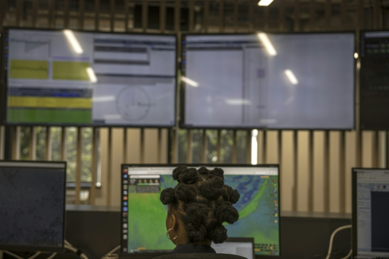 Lungelo Zondi, 25 ans, opératrice de radiotélescope, travaille dans la salle de contrôle radio du MeerKAT, au siège de l'Observatoire sud-africain de radioastronomie (SARAO), au Cap, le 15 avril 2025. ( AFP / MARCO LONGARI )
