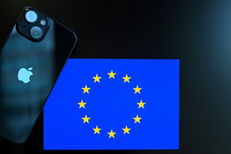 Apple a exhorté jeudi l'Union européenne à abroger le règlement sur les marchés numériques (DMA), la loi emblématique entrée en vigueur l'an dernier ( AFP / Nicolas TUCAT )