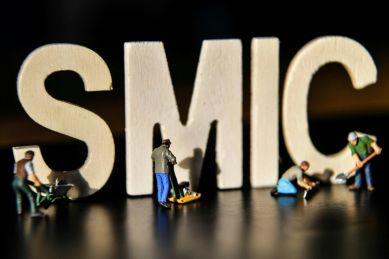 Environ 35 euros net de plus par mois pour un salarié payé au Smic: le salaire minimum augmente lundi de 2,41%, pour suivre l'inflation repartie à la hausse en raison de la guerre au Moyen-Orient ( AFP / DENIS CHARLET )