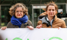 Marie Toussaint et Marine Tondelier à Courbevoie, le 28 mars 2024. ( AFP / THOMAS SAMSON )