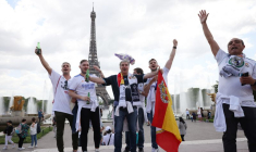 DES SUPPORTERS ANGLAIS ET ESPAGNOLS ENVAHISSENT PARIS AVANT LA FINALE DE LA LIGUE DES CHAMPIONS
