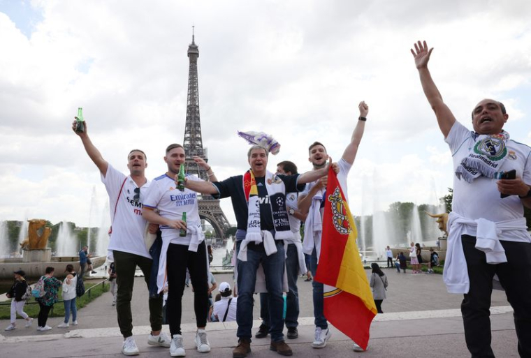 DES SUPPORTERS ANGLAIS ET ESPAGNOLS ENVAHISSENT PARIS AVANT LA FINALE DE LA LIGUE DES CHAMPIONS
