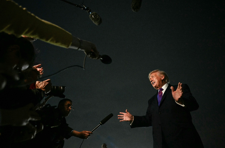 Le président américain Donald Trump s’adresse aux journalistes à son retour sur la base aérienne de Joint Base Andrews, dans le Maryland, le 11 mars 2026.. (Jim Watson / AFP)