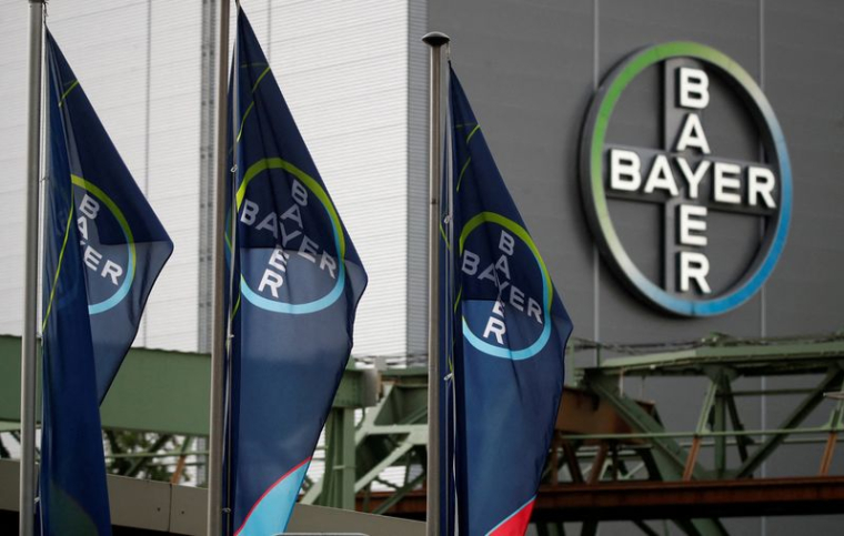 Le logo et les drapeaux de Bayer AG