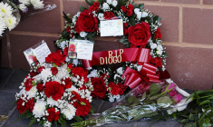 Des fleurs pour Diogo Jota devant Anfield et le Molineux Stadium