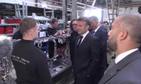 Investissements: Emmanuel Macron visite l'usine de bus électriques Daimler