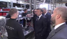 Investissements: Emmanuel Macron visite l'usine de bus électriques Daimler