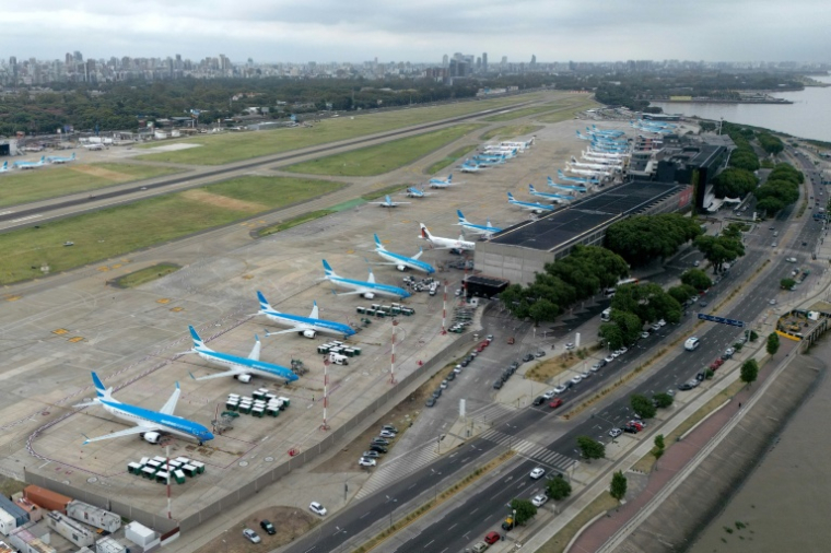 Vue aérienne d'vions au sol sur le tarmac de l'aéroport Jorge Newbery lors d'une grève générale de 24 heures lancée par les syndicats contre la réforme du travail du président Javier Milei à Buenos Aires, le 19 février 2026 en Argentine ( AFP / Luis ROBAYO )