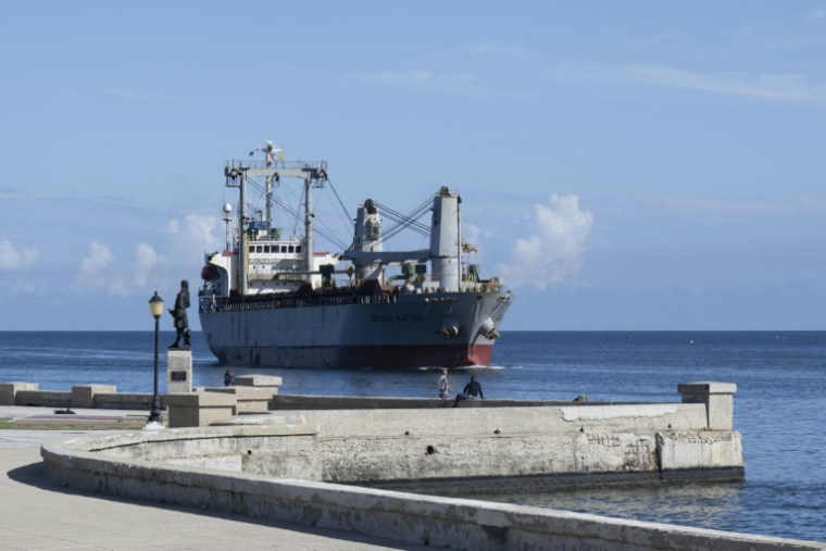 Un cargo provenant du Mexique et acheminant de l'aide humanitaire à son arrivée à La Havane, à Cuba, le 7 juin 2026 ( AFP / Pablo PORCIUNCULA )