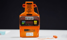 Un émetteur de localisation d'urgence Exail Technologies lors du Salon du Bourget