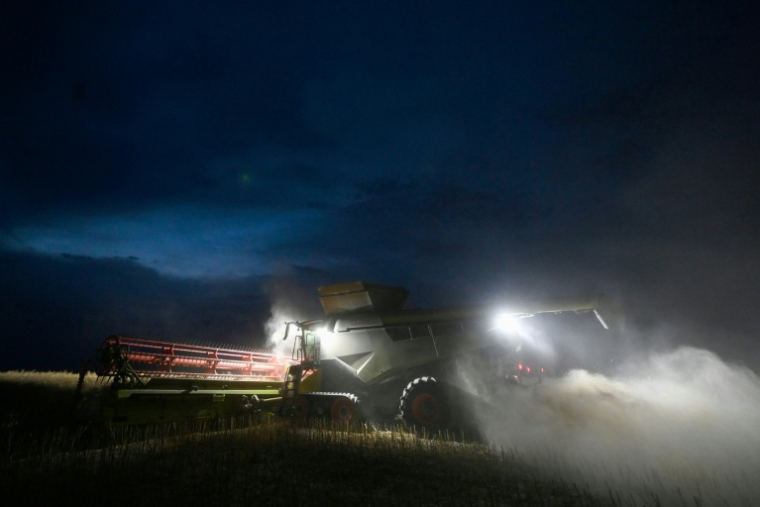 Un agriculteur moissonne de nuit à Digny-Grassevache, en Eure-et-Loir, le 18 juillet 2025 ( AFP / JEAN-FRANCOIS MONIER )