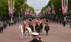Le roi Charles III salue des participants au défilé militaire célébrant à Londres le 5 mai 2025 les 80 ans de la fin de la guerre en Europe en mai 1945.  ( POOL / Aaron Chown )