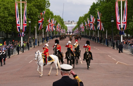 Le roi Charles III salue des participants au défilé militaire célébrant à Londres le 5 mai 2025 les 80 ans de la fin de la guerre en Europe en mai 1945.  ( POOL / Aaron Chown )