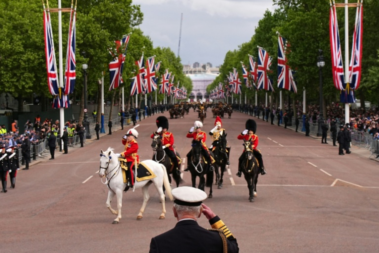 Le roi Charles III salue des participants au défilé militaire célébrant à Londres le 5 mai 2025 les 80 ans de la fin de la guerre en Europe en mai 1945. ( POOL / Aaron Chown )