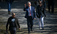 Jean-Luc Mélenchon arrive aux universités d'été de LFI à Châteauneuf-sur-Isère dans la Drôme le 23 août 2026 ( AFP / OLIVIER CHASSIGNOLE )